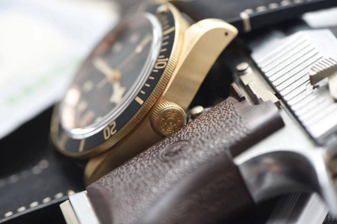 【视频评测什么是复刻手表价格】XF 新品首发贝克汉姆同款最新帝驼碧湾青铜型－小铜盾M79250BA-0001腕表 / FK03