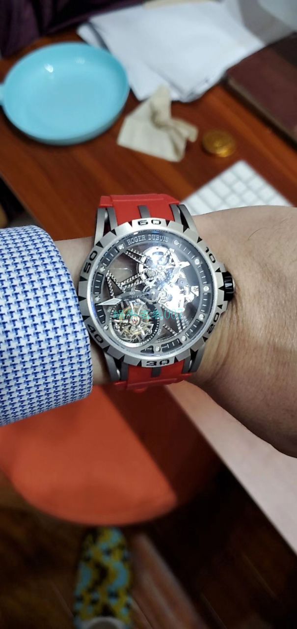 视频评测BBR厂官网顶级复刻陀飞轮罗杰杜彼Roger Dubuis王者系列RDDBEX0479红色表带腕表 / LJ067