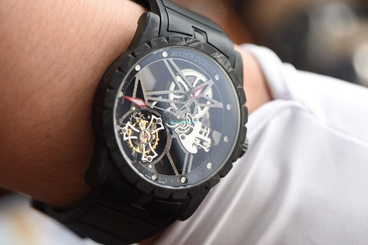 BBR厂罗杰杜彼Roger Dubuis王者系列碳纤维陀飞轮顶级高仿手表DBEX0577腕表 / LJ092